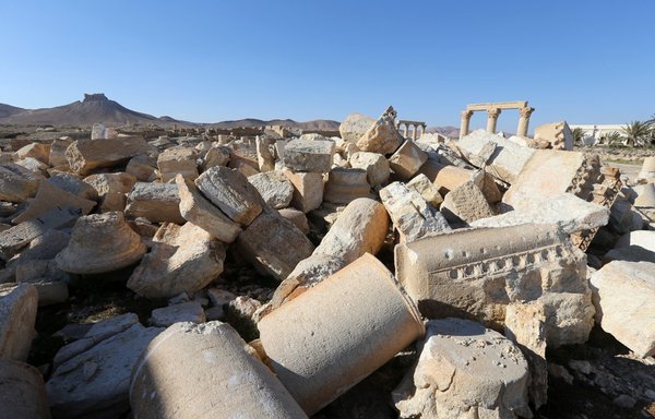 صورة التقطت في 31 آذار/مارس 2016 لما تبقى من معبد بعل شمين في مدينة تدمر القديمة المدرجة على قائمة اليونسكو، بعد أن دمره تنظيم داعش عام 2015. [جوزيف عيد/وكالة الصحافة الفرنسية]