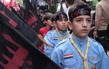 إيران تمول حملة عدائية لتجنيد الشباب السوري المستضعفين في الميليشيات