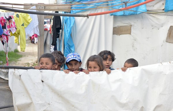 أطفال سوريون يلعبون في مخيم سعدنايل. [زياد حاتم/المشارق]