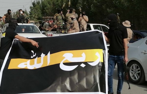 عناصر من ميليشيا ربع الله، وهي إحدى الميليشيات التي تتخذها كتائب حزب الله كواجهة لهجماتها المسلحة في العراق، يشاركون في استعراض عسكري في بغداد يوم 25 آذار/مارس.