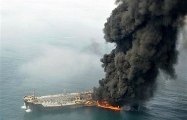 تعامل إيران مع السفينة الغارقة يسلط الضوء على زيف سياساتها البيئية