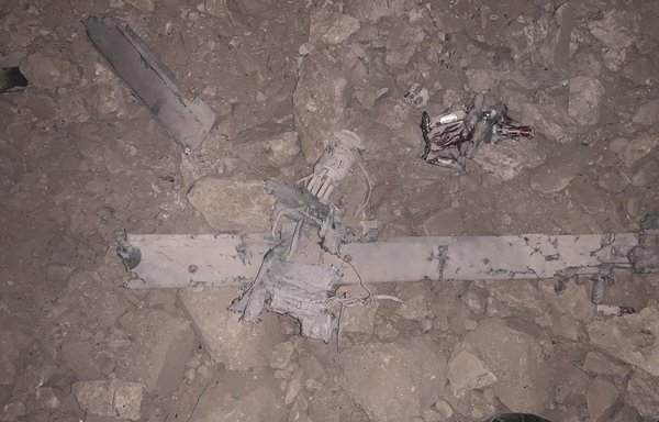 صورة متداولة على وسائل التواصل الاجتماعي تظهر بقايا طائرة مسيرة تحمل متفجرات أسقطتها القوات العراقية يوم 15 حزيران/يونيو 2021 جنوبي بغداد.