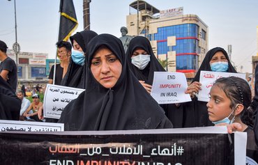 العراقيون يطالبون بوقف الإفلات من العقاب عقب اعتقال المشتبه باغتيالهم الهاشمي