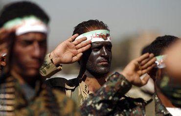 مسؤولون يشيرون إلى تحالف مشتبه به بين القاعدة والحوثيين