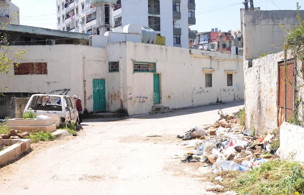 عدد من السوريين الذين فروا من بلادهم أثناء الحرب يقيمون في أحياء لذوي الدخل المحدود في طرابلس. [زياد حاتم]