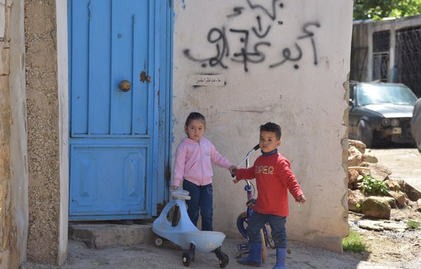 مدينة طرابلس شمالي لبنان تضم عددا كبيرا من اللاجئين السوريين. [زياد حاتم]