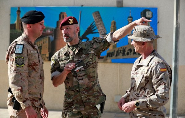 ضباط من التحالف الدولي ضد داعش بقيادة الولايات المتحدة أمام مركز العمليات المشتركة بالمنطقة الخضراء في بغداد بتاريخ 9 كانون الأول/ديسمبر. [أحمد الرباعي/وكالة الصحافة الفرنسية]