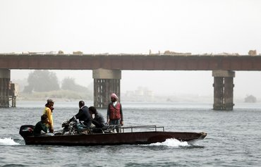 الحرس الثوري الإيراني يبني جسرا على نهر الفرات لتسهيل نقل الأسلحة