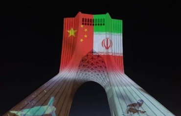إضاءة العلم الصيني في طهران تثير غضب الإيرانيين