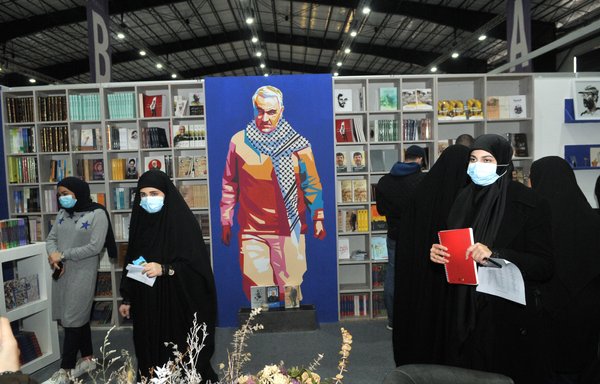صورة عملاقة لقاسم سليماني داخل أحد الأجنحة الإيرانية في معرض بيروت للكتاب بشهر آذار/مارس. [زياد حاتم]