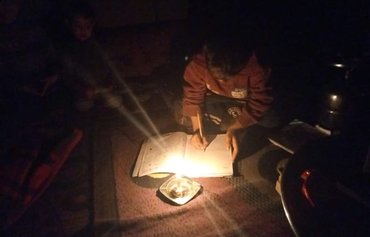 تاریکی، اردوگاه‌های پناهجویان سوری در دره بقاع لبنان را پوشانده است