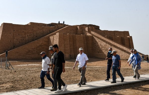 Spanish visitors tour on February 24 the Great Ziggurat temple in the ancient city of Ur in Iraq's southern province of Dhi Qar near the city of Nasiriyah. [Asaad Niazi/AFP]