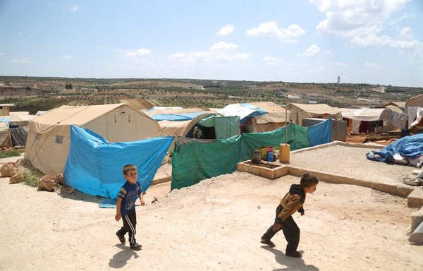 يضم مخيم التح للنازحين الواقع شمالي إدلب 750 طفلا من أعمار مختلفة ويرتاد فقط 350 منهم مدرسة المخيم. [علي حاج سليمان]