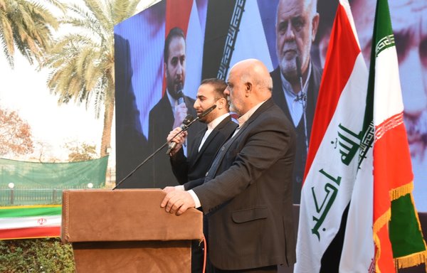 صورة تم تداولها على مواقع التواصل الاجتماعي يظهر فيها السفير الإيراني السابق لدى العراق إيرج مسجدي يشارك في حفل أقيم في 11 شباط/فبراير ببغداد.