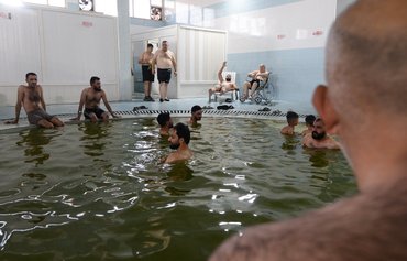 التیام یافتن عراقی‌ها در آبگرمی در نزدیکی موصل پس از قتل عام‌های داعش