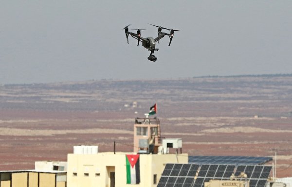 طائرة مسيرة عسكرية أردنية تحلق فوق مركز مراقبة على طول الحدود مع سوريا يوم 17 شباط/فبراير. [خليل المزرعاوي/وكالة الصحافة الفرنسية]