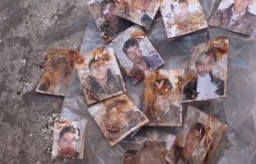 انتشال رفات ضحايا داعش من مقبرة جماعية بالقرب من ʼفندق الفظائعʻ في منبج بسوريا