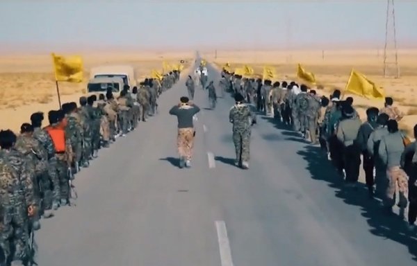 لقطة من شريط فيديو دعائي يظهر فيها عناصر من لواء فاطميون وهم ضمن موكب عسكري في الصحراء الشرقية (البادية) السورية عام 2021.