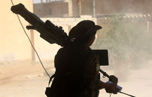 أهالي الرقة يتذكرون أهوال داعش فيما تشن القوات التي يقودها الأكراد عملية تطهير