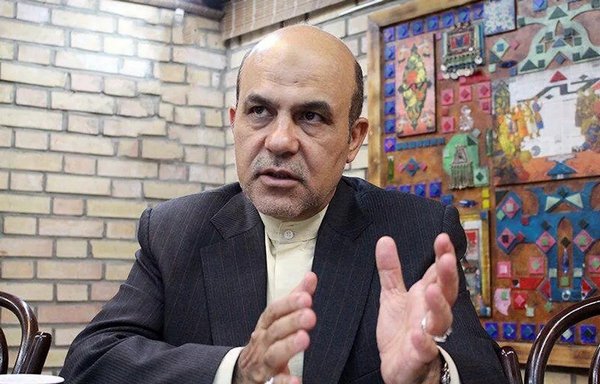 أعدم علي رضا أكبري المعاون السابق لوزير الدفاع الإيراني في إيران بشهر كانون الثاني/يناير بتهمة التجسس لصالح كيان أجنبي. ويظهر في صورة نشرتها على الإنترنت وكالة إيران واير بتاريخ 1 كانون الثاني/يناير.