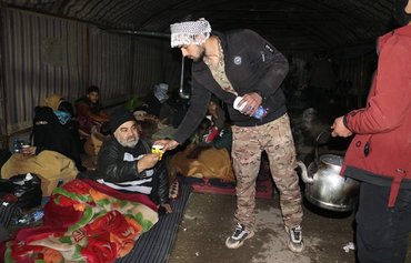 کمک‌های حیاتی نیروهای دموکراتیک سوریه به زلزله‌زدگان در میانهٔ تأخیرها