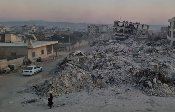 شهر جندریس در شمال سوریه در زلزلۀ روز ۱۷ بهمن ترکیه و سوریه ویرانی‌های زیادی را متحمل شد. با توجه به امکان فرو ریختن برخی از ساختمان‌هایی که همچنان پابرجا هستند، افراد بسیاری ناگزیر به چادرها نقل مکان کرده‌اند. [رمضان سلیمان]