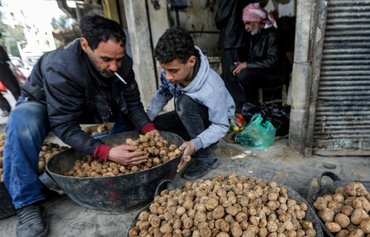 مردم سوریه با جستجوی غذا در بیابان جان خود را به خطر می‌اندازند